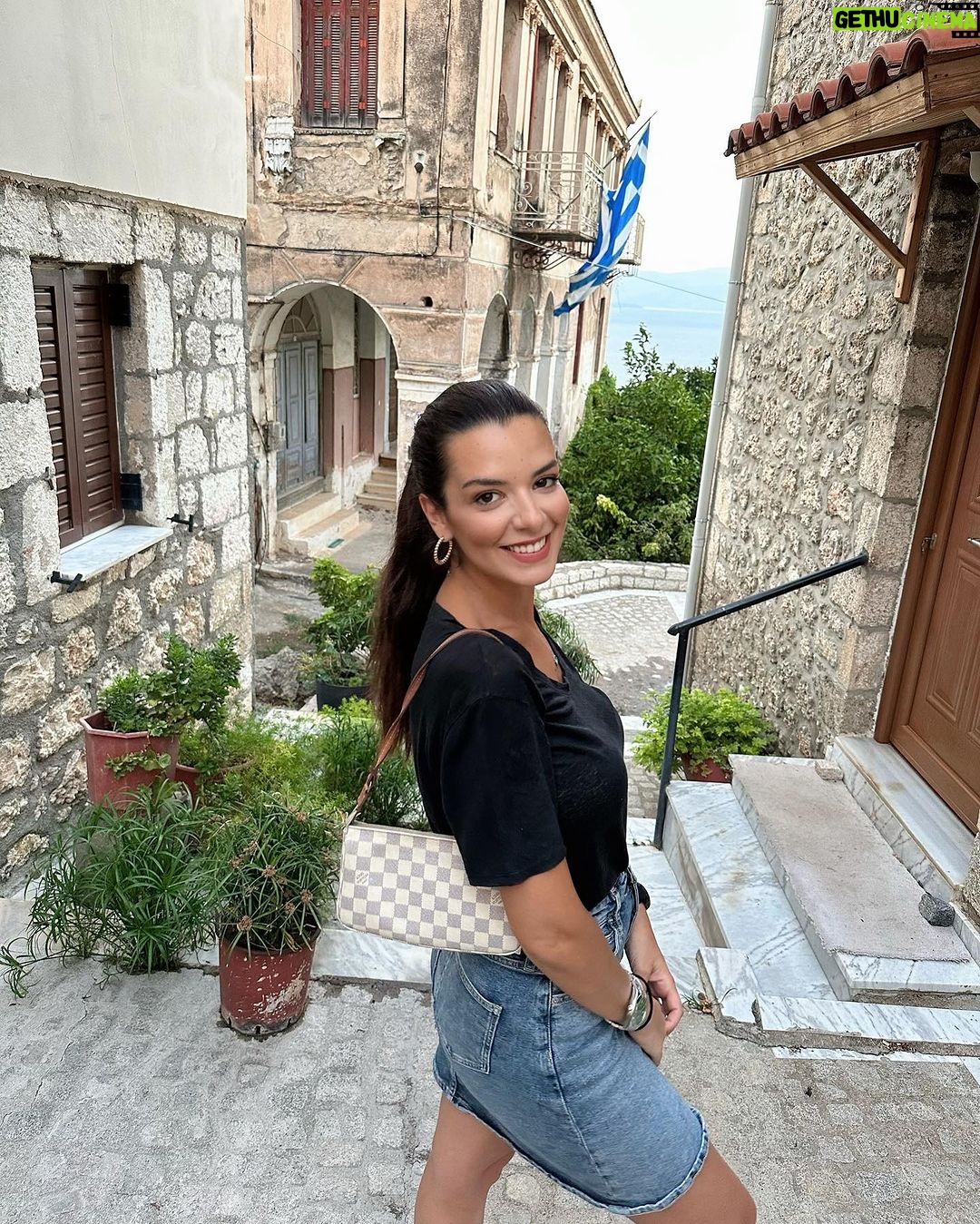 Nikoletta Ralli Instagram - Το χωριό μας♥️ 1. Το σπίτι μας🏡 2. Ο κήπος της Μαρίας 🌺 3. Οι κάτω βρύσες, που πλένανε παλιά ρούχα 💦 4. Η πλατεία του ονείρου ✨ 5. Το τραπέζι για το αποψινό δείπνο 🧂 Πλατανος ΑΧΑΙΑΣ