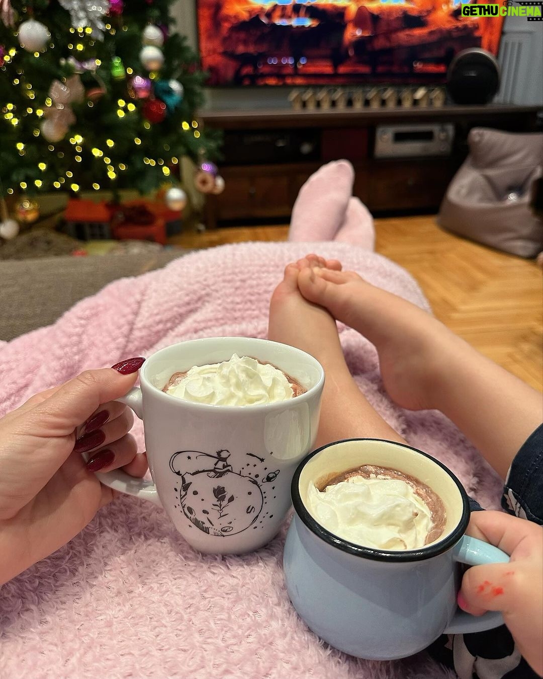 Nikoletta Ralli Instagram - 1. Hot chocolate ♥️ 2. Candy 🍭 3. Τα κάλαντα για φέτος 🥁 4. Το βραδινό μας 🥩 5. Το χθεσινό παιδικό τραπέζι Athens, Greece