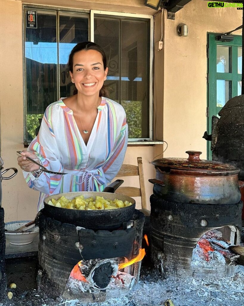 Nikoletta Ralli Instagram - Νομίζω (είμαι σίγουρη) ότι η Κρήτη έχει την καλύτερη κουζίνα, στην Ελλάδα 🇬🇷♥️ Εσείς σε ποια πόλη, νησί, χωριό, έχετε φάει αξέχαστα; Chaniá, Greece