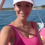 Nikoletta Ralli Instagram - Λίμνη Κουρνά. Η μοναδική φυσική λίμνη γλυκού νερού της Κρήτης! Μπορείς να νοικιάσεις θαλάσσιο ποδήλατο, μπορείς να κολυμπήσεις στα ζεστά της νερά, μπορείς φυσικά και να κανείς περπατώντας ή ποδηλατώντας τον γύρο της. Αν είσαι τυχερός θα δεις χελώνες και ψάρια. Θα δεις και χρυσόψαρα που κακώς βρέθηκαν εκεί, μιας και δεν θα έπρεπε να είναι κομμάτι της πανίδας και να την ταράζουν. Κάποτε (μάλλον) κάποιος έριξε κάποια και αυτά έγιναν πολλά 🐠 Η λίμνη είναι φυσικά επισκέψιμη και must see όλο τον χρόνο♥️
