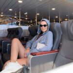 Nikoletta Ralli Instagram - Σωστό ντύσιμο για το καράβι, αν εξαιρέσεις ότι φόρεσα jumpsuit και έπρεπε να γδυθώ για να πάω τουαλέτα 🚽 Το θέμα μα όμως δεν είναι αυτό! Είναι ότι 7:00 μας είπαν θα φύγει το καράβι, στις 7 έφυγε! Τέσσερις ώρες μα είπαν για την Ίο, τέσσερις ήταν! I ♥️ U, Worldchampion @seajetsgr 🛥️ Υγ: Για την ιστορία δεν κοιμήθηκα καθόλου, ενώ η Σόφη, με τον Μιχάλη, οριακά έτρεξε σαλάκι και ακούστηκε ροχαλητό. Ευτυχώς έκανα βόλτες και πήγα και μια βόλτα στα μαγαζιά (καλά διαβάσατε) #seajets #wetraveltogether #kesyjet #kegojet #mazijet Aegean Sea