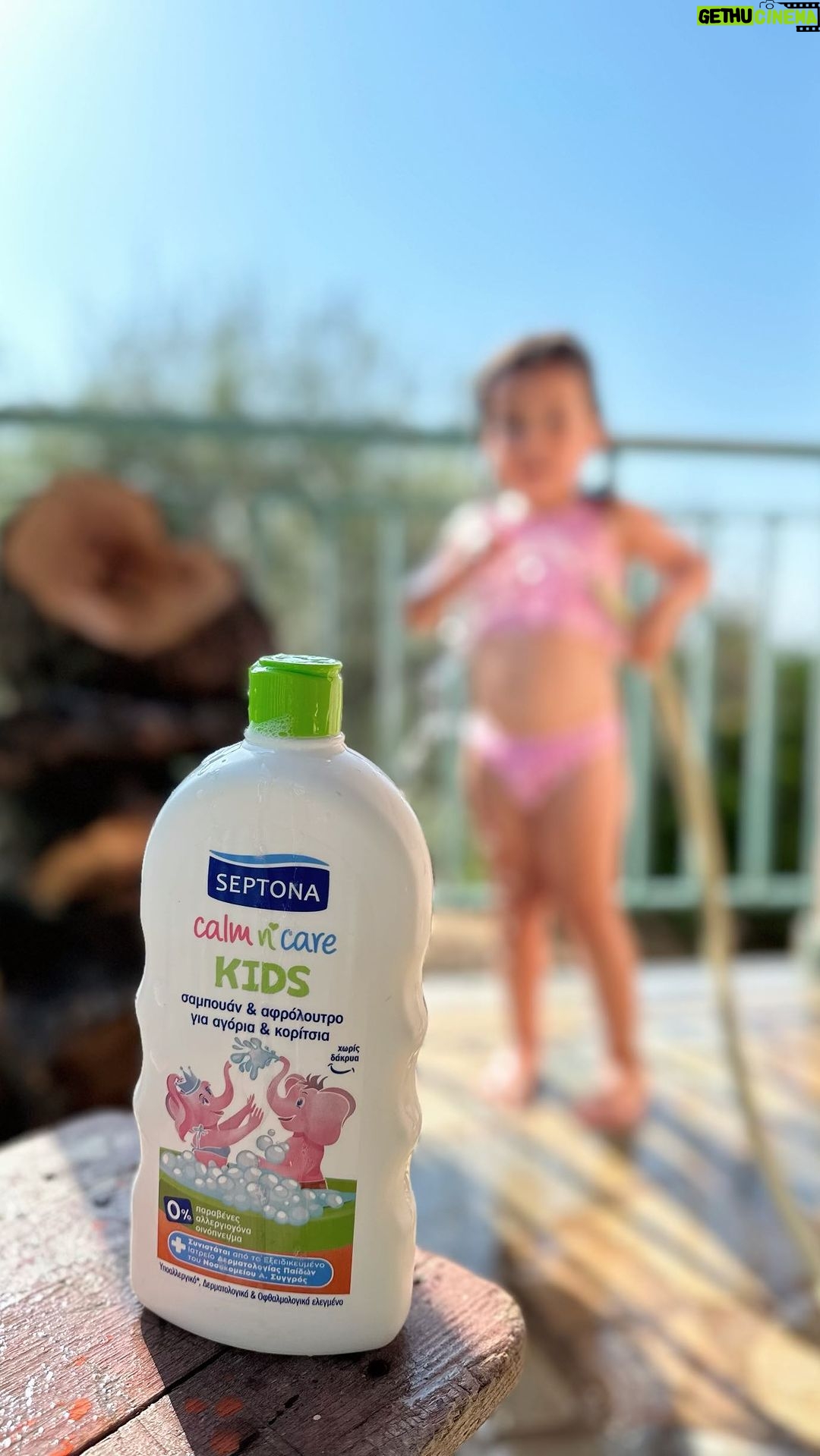 Nikoletta Ralli Instagram - Το μπανάκι με το λάστιχο, είναι η αγαπημένη μου συνήθεια, από τότε που ήμουνα και εγω παιδί! Ένα από αυτά είναι και το Septona kids Calm n Care αφρόλουτρο για αγόρια και κορίτσια, για καθημερινή χρήση με 94% συστατικά φυσικής προέλευσης, πλούσιο αφρό και τέλειο φρουτώδες άρωμα 🌸 #septona #septonakids #septonacalmncare #sekathestigmifrontidas