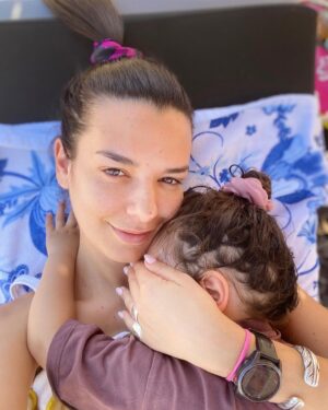 Nikoletta Ralli Instagram - Σε τέτοιες τρυφερές στιγμές, πέρα απο διάφορα γλυκούλικα, σκέφτομαι ποσό βαρύ, είναι το ανθρώπινο κεφάλι 🤔 Ταυτίζεστε;;