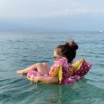Nikoletta Ralli Instagram - Φήμες λένε, πως στην Αθήνα βρέχει🤭 Total summer outfit 👙🏝️ @coolclub_stores