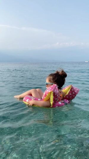 Nikoletta Ralli Instagram - Φήμες λένε, πως στην Αθήνα βρέχει🤭 
Total summer outfit 👙🏝️ @coolclub_stores