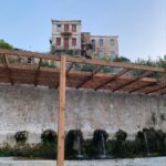Nikoletta Ralli Instagram - Το χωριό μας♥️ 1. Το σπίτι μας🏡 2. Ο κήπος της Μαρίας 🌺 3. Οι κάτω βρύσες, που πλένανε παλιά ρούχα 💦 4. Η πλατεία του ονείρου ✨ 5. Το τραπέζι για το αποψινό δείπνο 🧂 Πλατανος ΑΧΑΙΑΣ