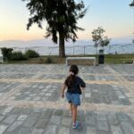 Nikoletta Ralli Instagram - Το χωριό μας♥️ 1. Το σπίτι μας🏡 2. Ο κήπος της Μαρίας 🌺 3. Οι κάτω βρύσες, που πλένανε παλιά ρούχα 💦 4. Η πλατεία του ονείρου ✨ 5. Το τραπέζι για το αποψινό δείπνο 🧂 Πλατανος ΑΧΑΙΑΣ