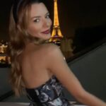 Nikoletta Ralli Instagram - Έδειχνα βίντεο στην Σόφη από το παρελθόν και της εξηγούσα ότι έχει πάει και στο Παρίσι ✨Να έχετε ένα όμορφο βράδυ♥️ Paris,France