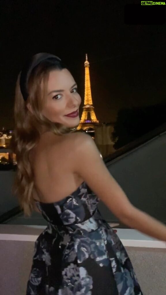 Nikoletta Ralli Instagram - Έδειχνα βίντεο στην Σόφη από το παρελθόν και της εξηγούσα ότι έχει πάει και στο Παρίσι ✨Να έχετε ένα όμορφο βράδυ♥️ Paris,France
