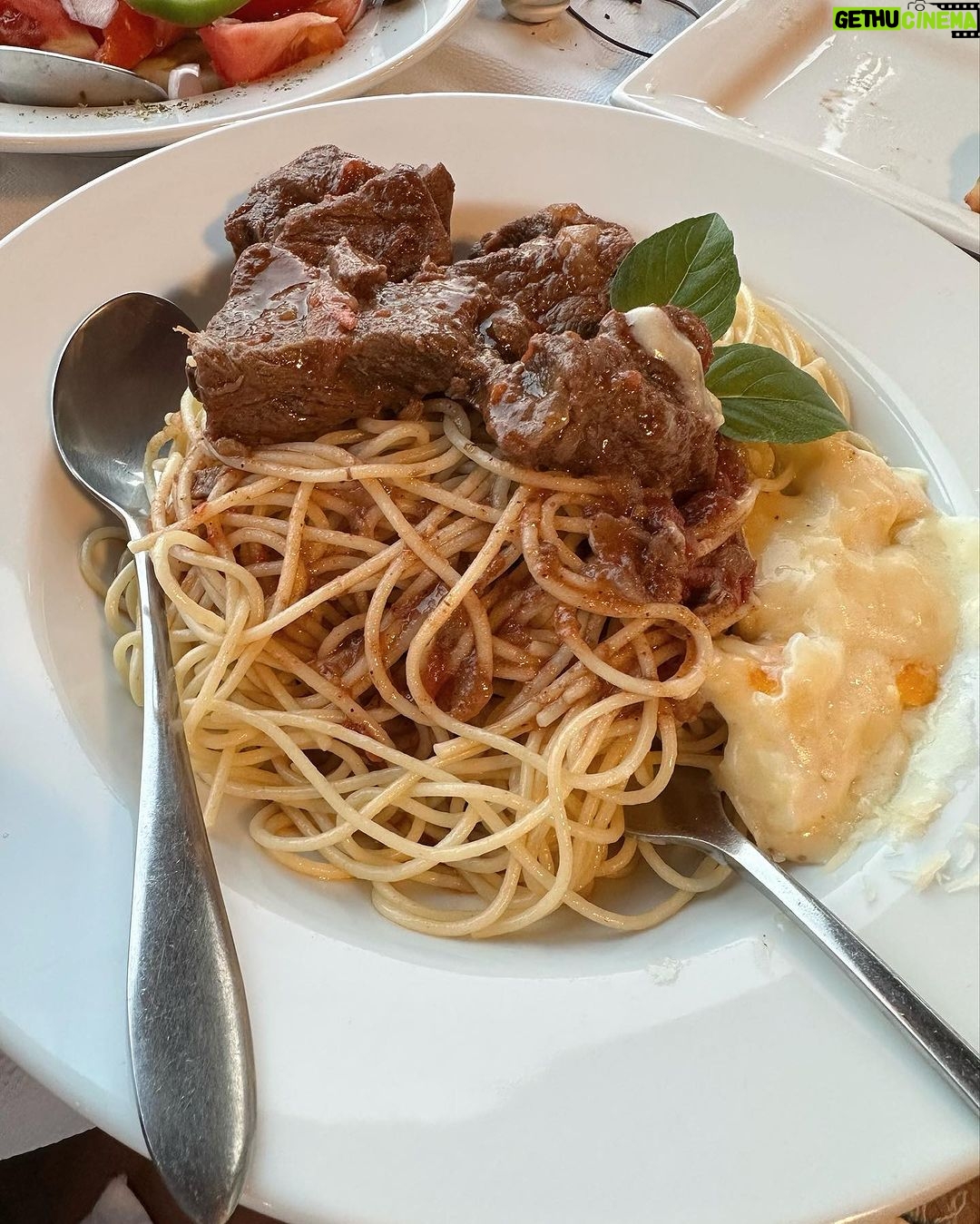 Nikoletta Ralli Instagram - Νομίζω (είμαι σίγουρη) ότι η Κρήτη έχει την καλύτερη κουζίνα, στην Ελλάδα 🇬🇷♥️ Εσείς σε ποια πόλη, νησί, χωριό, έχετε φάει αξέχαστα; Chaniá, Greece