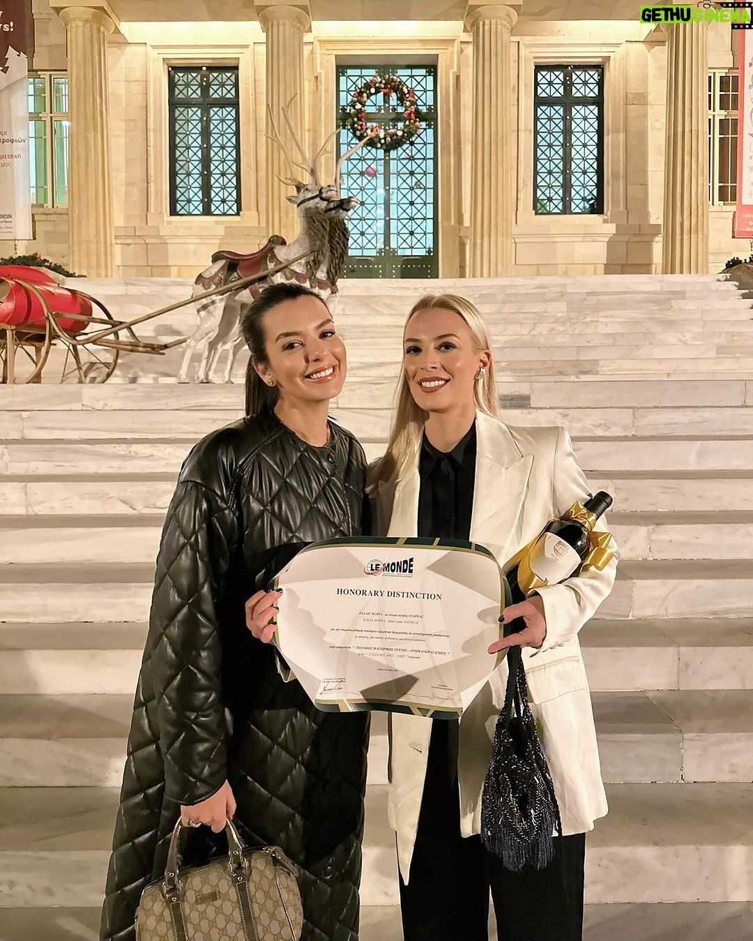 Nikoletta Ralli Instagram - Η αδερφή μου σήμερα, πήρε το δεύτερο της πτυχίο, αυτό της Αρχιμάγειρα 👩🏻🍳 Ήταν και τα τρία της παιδιά εκεί και ο Βασίλης και εγώ και φυσικά και η Σόφη♥️ Μην παρατάτε ποτέ τα όνειρα σας ⭐️ Συγχαρητήρια @marigoralli 🥰