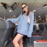 Nikoletta Ralli Instagram - Σωστό ντύσιμο για το καράβι, αν εξαιρέσεις ότι φόρεσα jumpsuit και έπρεπε να γδυθώ για να πάω τουαλέτα 🚽 Το θέμα μα όμως δεν είναι αυτό! Είναι ότι 7:00 μας είπαν θα φύγει το καράβι, στις 7 έφυγε! Τέσσερις ώρες μα είπαν για την Ίο, τέσσερις ήταν! I ♥️ U, Worldchampion @seajetsgr 🛥️ Υγ: Για την ιστορία δεν κοιμήθηκα καθόλου, ενώ η Σόφη, με τον Μιχάλη, οριακά έτρεξε σαλάκι και ακούστηκε ροχαλητό. Ευτυχώς έκανα βόλτες και πήγα και μια βόλτα στα μαγαζιά (καλά διαβάσατε) #seajets #wetraveltogether #kesyjet #kegojet #mazijet Aegean Sea