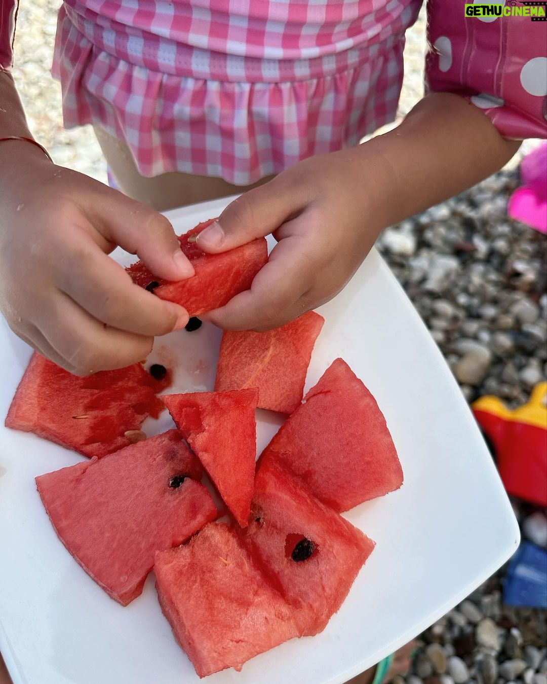 Nikoletta Ralli Instagram - Τι τρώμε στην παραλία #part1 ♥️🍉 Παραλία Πλατάνου