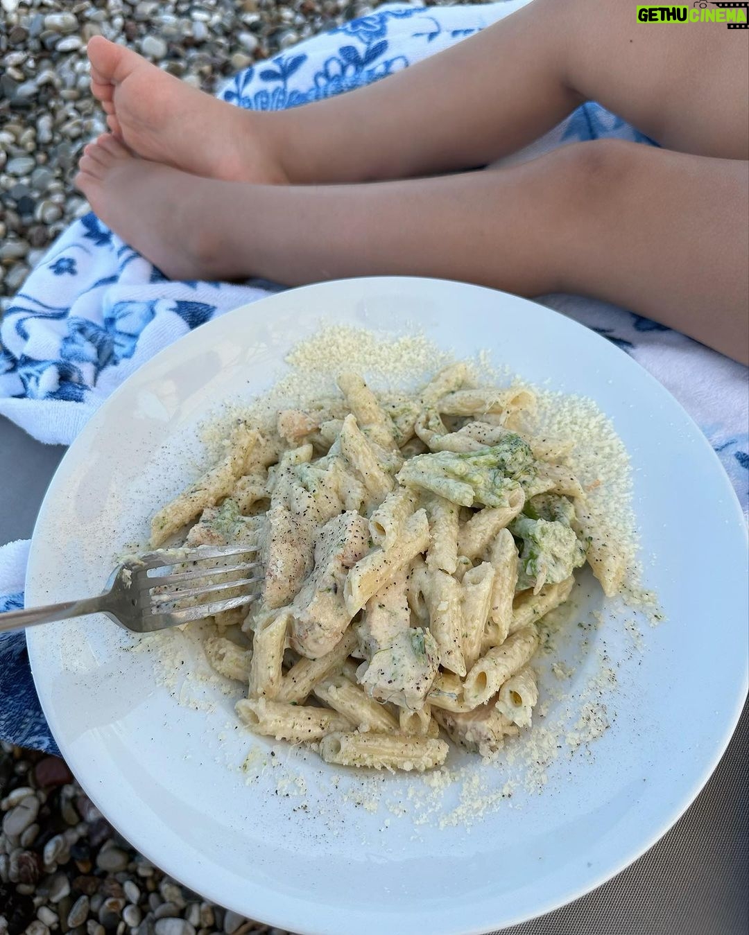 Nikoletta Ralli Instagram - Τι τρώμε στην παραλία #part1 ♥️🍉 Παραλία Πλατάνου
