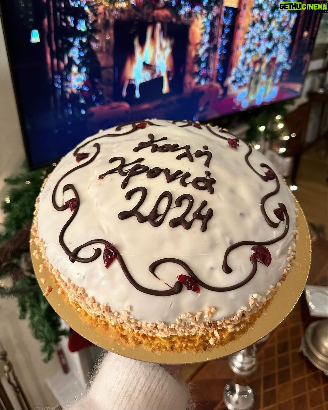 Nikoletta Ralli Instagram - 1. Τα λουκ μας @hm ♥️ 2. Αυτή να ξέρετε είναι η πιο νόστιμη βασιλόπιτα που έχω φάει ποτέ 🙃 3. Χρυσοχέρης 🤌🏼 4. Αθήνα μου✨ Athens, Greece