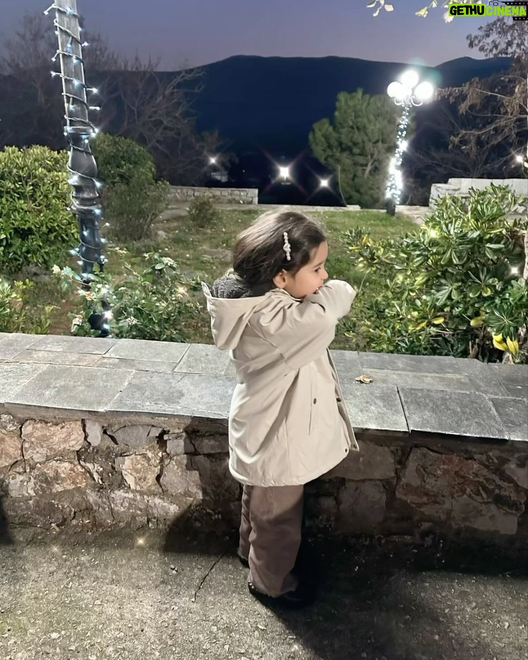 Nikoletta Ralli Instagram - 1. Εκδρομή με Φλάβιο μπαμπά και παιδί 🐸 2. Τα πιο νόστιμα τζόλια που έχεις φάει από @lestoritaverna @nadiagrammat 3. It’s the most wonderful time of the year 🎄 4. Ιερά Μονή Αγίων Νηπίων 👼🏻 Βιλλια Αττικης