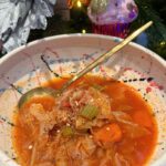 Nikoletta Ralli Instagram – «Λαχανόσουπα» η σούπα της αποτοξίνωσης 🍅🥬🫑🧅Κάποιοι λένε ότι τρώγοντας  αυτή την σούπα για 7 μέρες συνδυαστικά με αλλά λαχανικά, φρούτα κτλ μπορείς να χάσει μέχρι και 5 κιλά την εβδομάδα! Εγω διατροφολόγος δεν είμαι, αλλά σίγουρα ξέρω να τρώω νόστιμα πράγματα, και η συγκεκριμένη σούπα είναι ένα από αυτά♥️
Θα χρειαστείτε:
– 1 κρεμμύδι και μια σκελίδα σκόρδο, ψιλοκομμένα
– 1 πιπεριά Φλωρίνης, 2 καρότα, 3 σέλερι (όχι τα φύλλα) κομμένα σε ροδέλες 
– 1 κουταλια της σούπας πελτέ 
– 500γρ λάχανο (είναι περίπου μισό λάχανο) ψιλοκομμένο
– 400γρ ντομάτα στον τρίφτη 
– 1λιτρο νερό 
– 1 κουταλάκι του γλυκού ρίγανη 
Λάδι
Αλάτι
Πιπέρι
_________

Σε μια μεγάλη  κατσαρόλα βάζετε 4 κουταλιές της σούπας λάδι και μόλις ζεσταθεί ρίχνεται όλα τα ψιλοκομμένα υλικά και ανακατεύεται για 4 λεπτά. 
Προσθέτετε τον πελτέ και ανακατεύετε!
Ρίχνετε το λάχανο, την ντομάτα, την ρίγανη, ανακατεύεται προσεκτικά και προσθέτετε το νερό. 
Χαμηλώνετε την φωτιά, βάζετε το καπάκι και μαγειρεύετε για 40 λεπτά. Εγω πάντα τσεκάρω κατά την διάρκεια! 
•Σερβίρεται με στυμμενο λεμόνι ή με μια κουτάλια γιαούρτι ✨