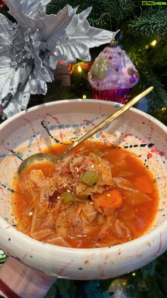 Nikoletta Ralli Instagram - «Λαχανόσουπα» η σούπα της αποτοξίνωσης 🍅🥬🫑🧅Κάποιοι λένε ότι τρώγοντας αυτή την σούπα για 7 μέρες συνδυαστικά με αλλά λαχανικά, φρούτα κτλ μπορείς να χάσει μέχρι και 5 κιλά την εβδομάδα! Εγω διατροφολόγος δεν είμαι, αλλά σίγουρα ξέρω να τρώω νόστιμα πράγματα, και η συγκεκριμένη σούπα είναι ένα από αυτά♥️ Θα χρειαστείτε: - 1 κρεμμύδι και μια σκελίδα σκόρδο, ψιλοκομμένα - 1 πιπεριά Φλωρίνης, 2 καρότα, 3 σέλερι (όχι τα φύλλα) κομμένα σε ροδέλες - 1 κουταλια της σούπας πελτέ - 500γρ λάχανο (είναι περίπου μισό λάχανο) ψιλοκομμένο - 400γρ ντομάτα στον τρίφτη - 1λιτρο νερό - 1 κουταλάκι του γλυκού ρίγανη Λάδι Αλάτι Πιπέρι _________ Σε μια μεγάλη κατσαρόλα βάζετε 4 κουταλιές της σούπας λάδι και μόλις ζεσταθεί ρίχνεται όλα τα ψιλοκομμένα υλικά και ανακατεύεται για 4 λεπτά. Προσθέτετε τον πελτέ και ανακατεύετε! Ρίχνετε το λάχανο, την ντομάτα, την ρίγανη, ανακατεύεται προσεκτικά και προσθέτετε το νερό. Χαμηλώνετε την φωτιά, βάζετε το καπάκι και μαγειρεύετε για 40 λεπτά. Εγω πάντα τσεκάρω κατά την διάρκεια! •Σερβίρεται με στυμμενο λεμόνι ή με μια κουτάλια γιαούρτι ✨