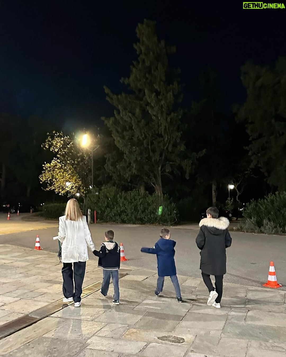 Nikoletta Ralli Instagram - Η αδερφή μου σήμερα, πήρε το δεύτερο της πτυχίο, αυτό της Αρχιμάγειρα 👩🏻🍳 Ήταν και τα τρία της παιδιά εκεί και ο Βασίλης και εγώ και φυσικά και η Σόφη♥️ Μην παρατάτε ποτέ τα όνειρα σας ⭐️ Συγχαρητήρια @marigoralli 🥰