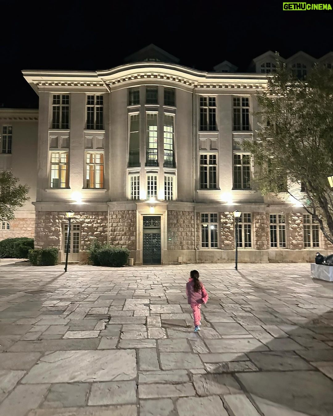 Nikoletta Ralli Instagram - Η αδερφή μου σήμερα, πήρε το δεύτερο της πτυχίο, αυτό της Αρχιμάγειρα 👩🏻🍳 Ήταν και τα τρία της παιδιά εκεί και ο Βασίλης και εγώ και φυσικά και η Σόφη♥️ Μην παρατάτε ποτέ τα όνειρα σας ⭐️ Συγχαρητήρια @marigoralli 🥰