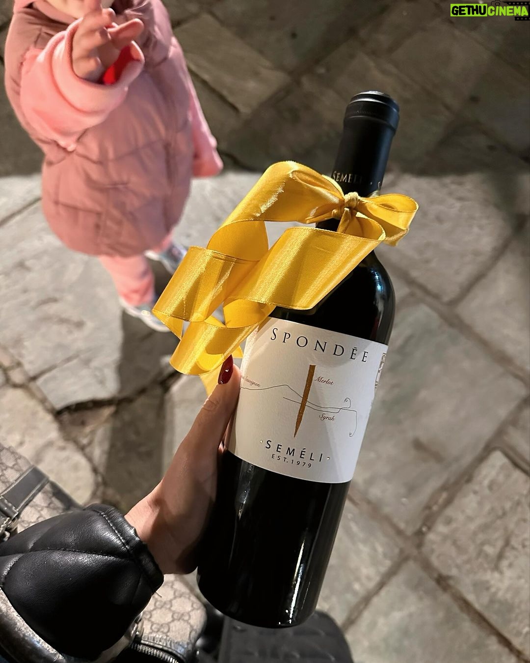 Nikoletta Ralli Instagram - Η αδερφή μου σήμερα, πήρε το δεύτερο της πτυχίο, αυτό της Αρχιμάγειρα 👩🏻🍳 Ήταν και τα τρία της παιδιά εκεί και ο Βασίλης και εγώ και φυσικά και η Σόφη♥️ Μην παρατάτε ποτέ τα όνειρα σας ⭐️ Συγχαρητήρια @marigoralli 🥰
