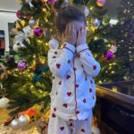 Nikoletta Ralli Instagram - Σαββατόβραδο γύρω από το Χριστουγεννιάτικο δέντρο🎄 1. Φωτογραφια από το παιδάκι μου ♥️ 2. No Photo Please 🛑 3. Candy 🍭 4. Chocolate lava🌋 5. Tea time 🫖 6. Φωτογραφίες που κάθε γονιός βρίσκει στο κινητό του🤣 7. Φυσικά και είναι πεντανόστιμο😎 Athens, Greece