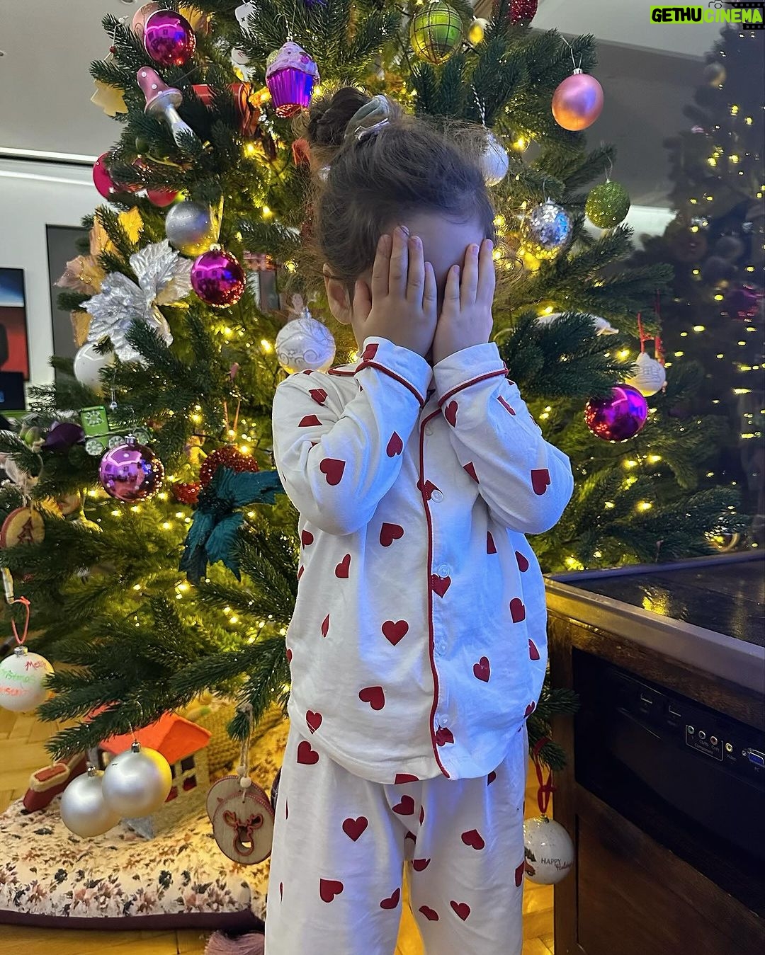 Nikoletta Ralli Instagram - Σαββατόβραδο γύρω από το Χριστουγεννιάτικο δέντρο🎄 1. Φωτογραφια από το παιδάκι μου ♥️ 2. No Photo Please 🛑 3. Candy 🍭 4. Chocolate lava🌋 5. Tea time 🫖 6. Φωτογραφίες που κάθε γονιός βρίσκει στο κινητό του🤣 7. Φυσικά και είναι πεντανόστιμο😎 Athens, Greece