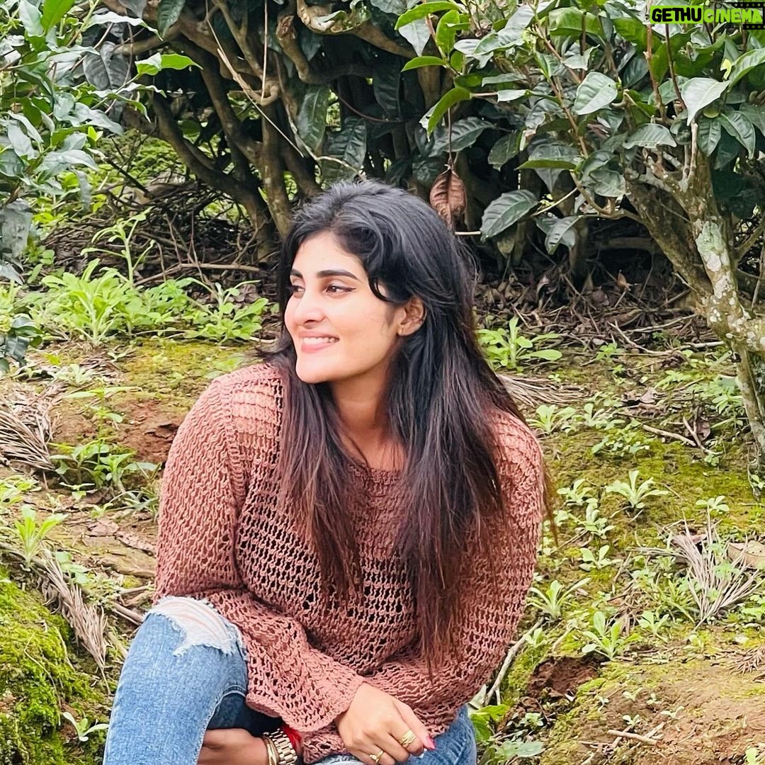 Nimeshika Radhakrishnan Instagram - 2024๐ฆ๐๐๐๐คโ๏ธwish me all I prayed for ๐ฉท๐ค๐ฉทwith great joy๐ฉต๐ Valparai 7th Heaven