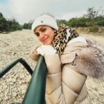 Nimrat Kaur Instagram - Had my first coffee and breakfast and my heart’s fill of love and laughter with my family in the wild. Spent all of the first day of the new year deep in the jungles of Kumaon, capturing it from before sunrise till after sunset. Happy New Year and wishing you the best start to 2024!! ♥️🍀🐾🐯 #wellbegunishalfdone #2024♥️ #shotonihone15promax #BharatKiNimrat Jim Corbett National park, Nainitaal