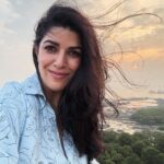 Nimrat Kaur Instagram - Dil main dher saara pyaar… peechay sunset ki bahaar… aur achi waalee selfies beshumaar!!! Saal ka pehla work day kuch aisey hua paar…🩵♾️ #mykindofmondayblues #wildhairdontcare #aunaturel #nofiltershilter #shotoniphone15promax Somewhere Under the Blue Sky