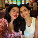 Nimrat Kaur Instagram - Celebrating my favouritessssst everyday person today. I love you for your peerless simplicity, your erudite eye for the finer details of life, your childlike enthusiasm for all things unknown and adventurous, your passion and commitment for perfecting whatever you take up and beyond everything - your warmest, most loving and genuinely golden heart. I’m so fortunate to have you in my life and to witness so much brilliance and boundless talent up close. I love and admire you more and more with every passing year @aarati__desai. Here’s to your best, most astonishingly amazing year ahead and to all your dreams coming true. Happy happy happpiest birthday my dearest, gorgeous best friend ♥️🥂🎂😘🌈 #blessed #bestgirl #capricornbeauty Best Friends Table