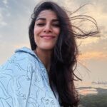 Nimrat Kaur Instagram - Dil main dher saara pyaar… peechay sunset ki bahaar… aur achi waalee selfies beshumaar!!! Saal ka pehla work day kuch aisey hua paar…🩵♾️ #mykindofmondayblues #wildhairdontcare #aunaturel #nofiltershilter #shotoniphone15promax Somewhere Under the Blue Sky