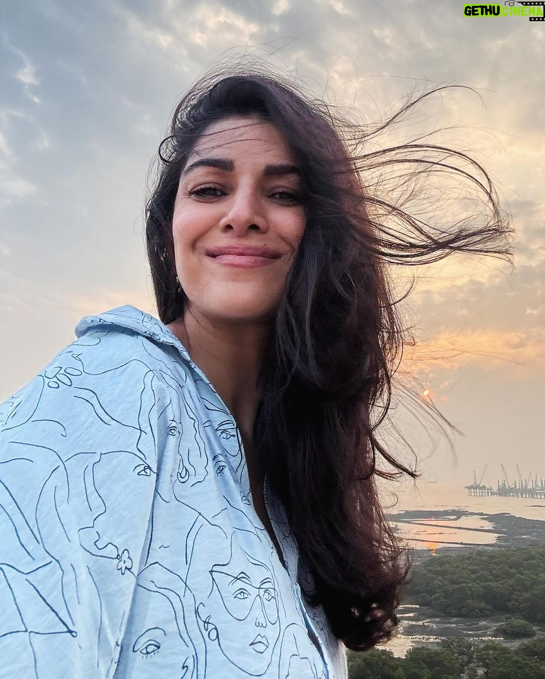 Nimrat Kaur Instagram - Dil main dher saara pyaar… peechay sunset ki bahaar… aur achi waalee selfies beshumaar!!! Saal ka pehla work day kuch aisey hua paar…🩵♾️ #mykindofmondayblues #wildhairdontcare #aunaturel #nofiltershilter #shotoniphone15promax Somewhere Under the Blue Sky