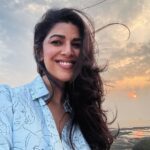 Nimrat Kaur Instagram - Dil main dher saara pyaar… peechay sunset ki bahaar… aur achi waalee selfies beshumaar!!! Saal ka pehla work day kuch aisey hua paar…🩵♾️ #mykindofmondayblues #wildhairdontcare #aunaturel #nofiltershilter #shotoniphone15promax Somewhere Under the Blue Sky