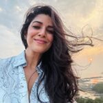 Nimrat Kaur Instagram - Dil main dher saara pyaar… peechay sunset ki bahaar… aur achi waalee selfies beshumaar!!! Saal ka pehla work day kuch aisey hua paar…🩵♾️ #mykindofmondayblues #wildhairdontcare #aunaturel #nofiltershilter #shotoniphone15promax Somewhere Under the Blue Sky