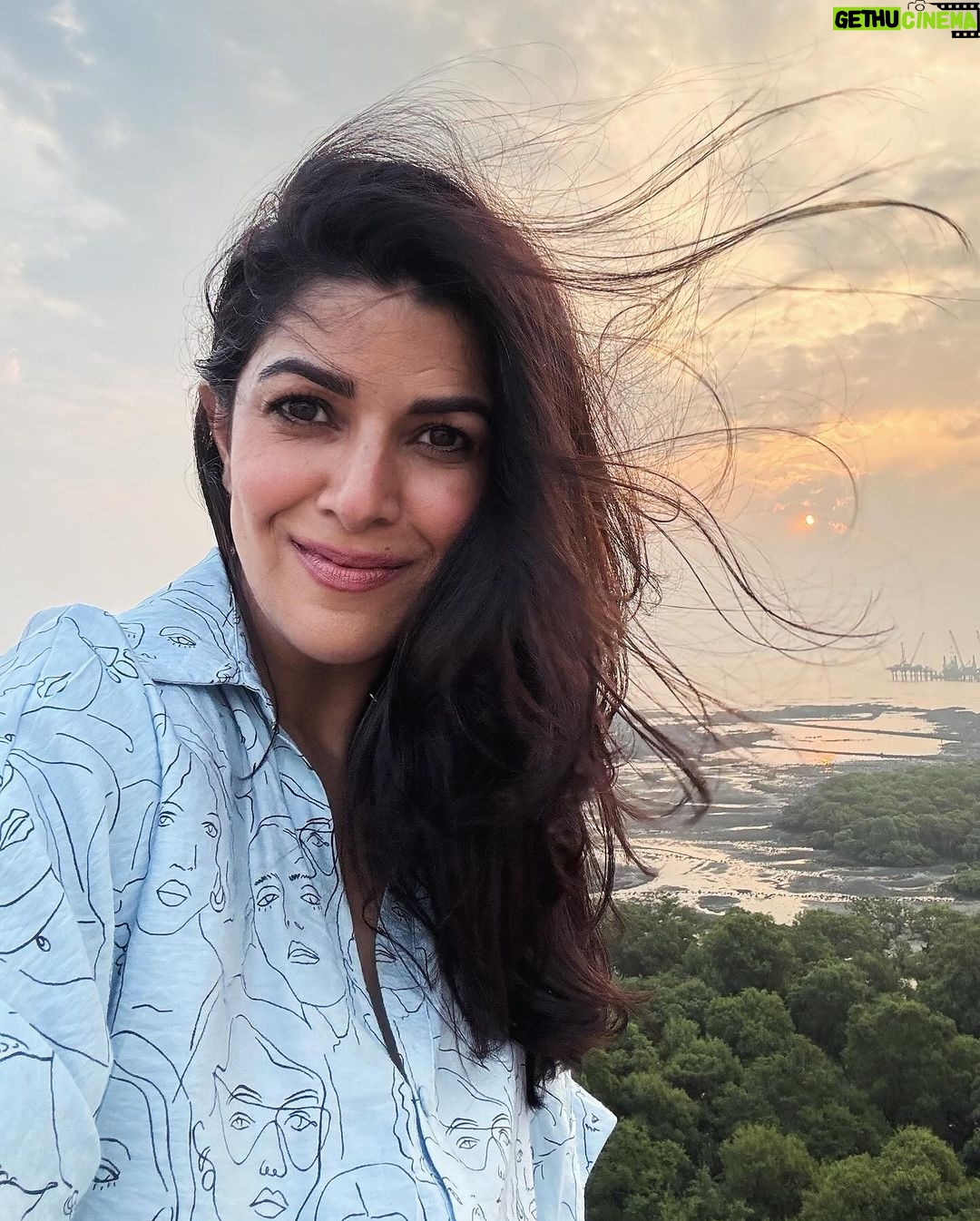 Nimrat Kaur Instagram - Dil main dher saara pyaar… peechay sunset ki bahaar… aur achi waalee selfies beshumaar!!! Saal ka pehla work day kuch aisey hua paar…🩵♾️ #mykindofmondayblues #wildhairdontcare #aunaturel #nofiltershilter #shotoniphone15promax Somewhere Under the Blue Sky