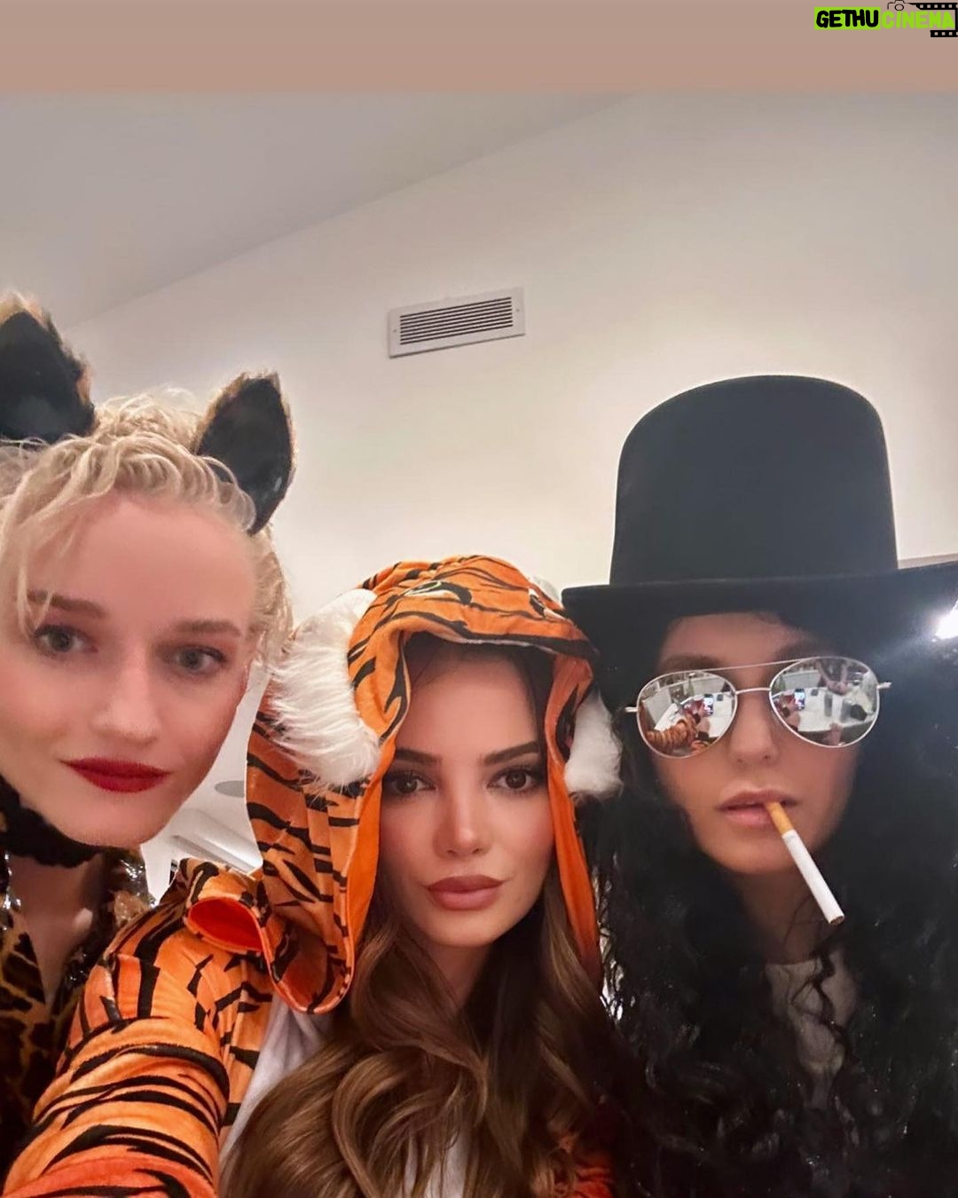 Nina Dobrev Instagram - (Almost) November Rain 🌧️🎸 #happyhalloween #gunsnroses