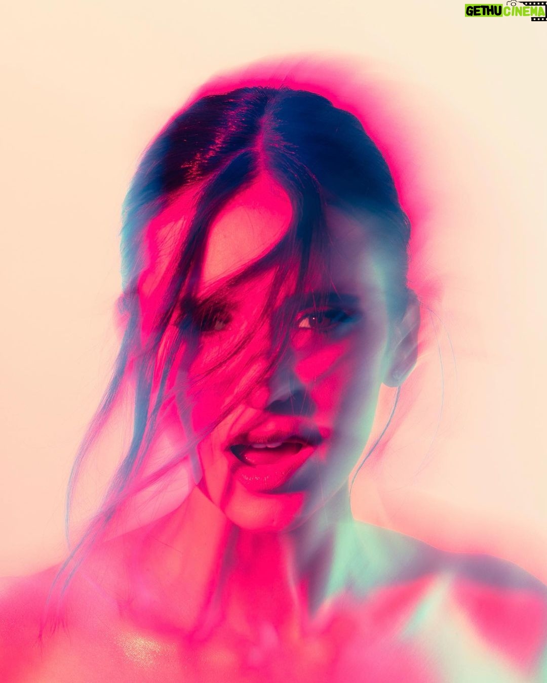 Nina Dobrev Instagram - this is what happens when you forget to wear sunscreen kids, lather up! 📸 @samanthamarq 💄@afton