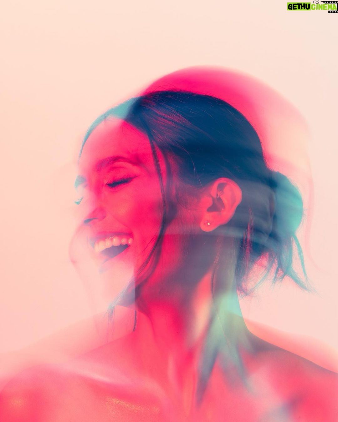 Nina Dobrev Instagram - this is what happens when you forget to wear sunscreen kids, lather up! 📸 @samanthamarq 💄@afton