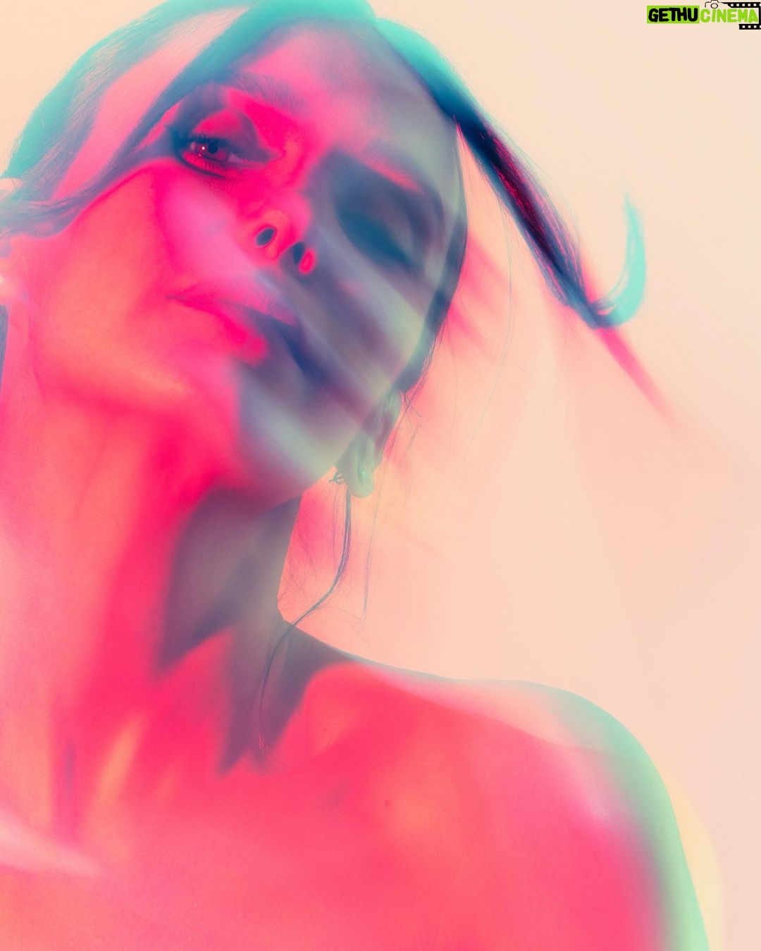 Nina Dobrev Instagram - this is what happens when you forget to wear sunscreen kids, lather up! 📸 @samanthamarq 💄@afton