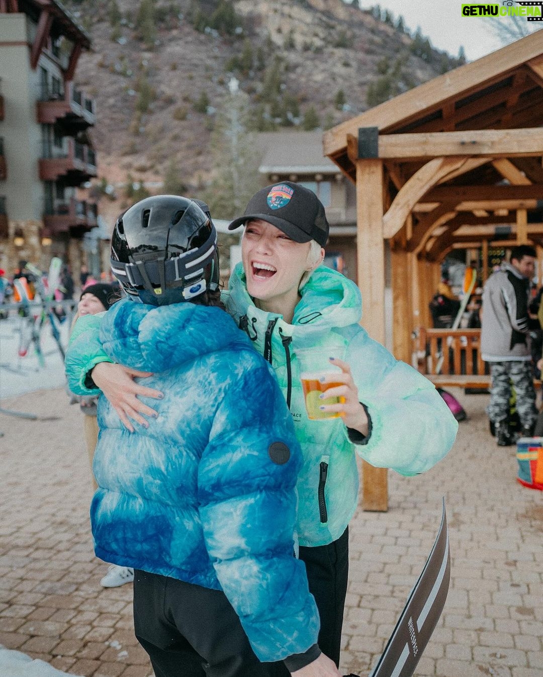 Nina Dobrev Instagram - Good snow. Good friends. Good times. #iceicebaby @whitespace_____