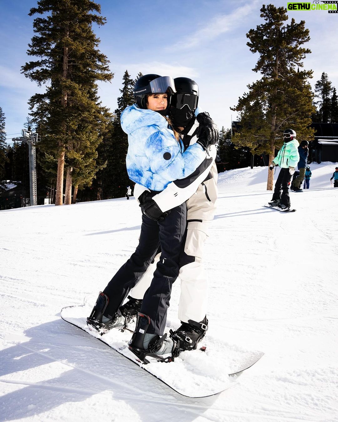 Nina Dobrev Instagram - Good snow. Good friends. Good times. #iceicebaby @whitespace_____