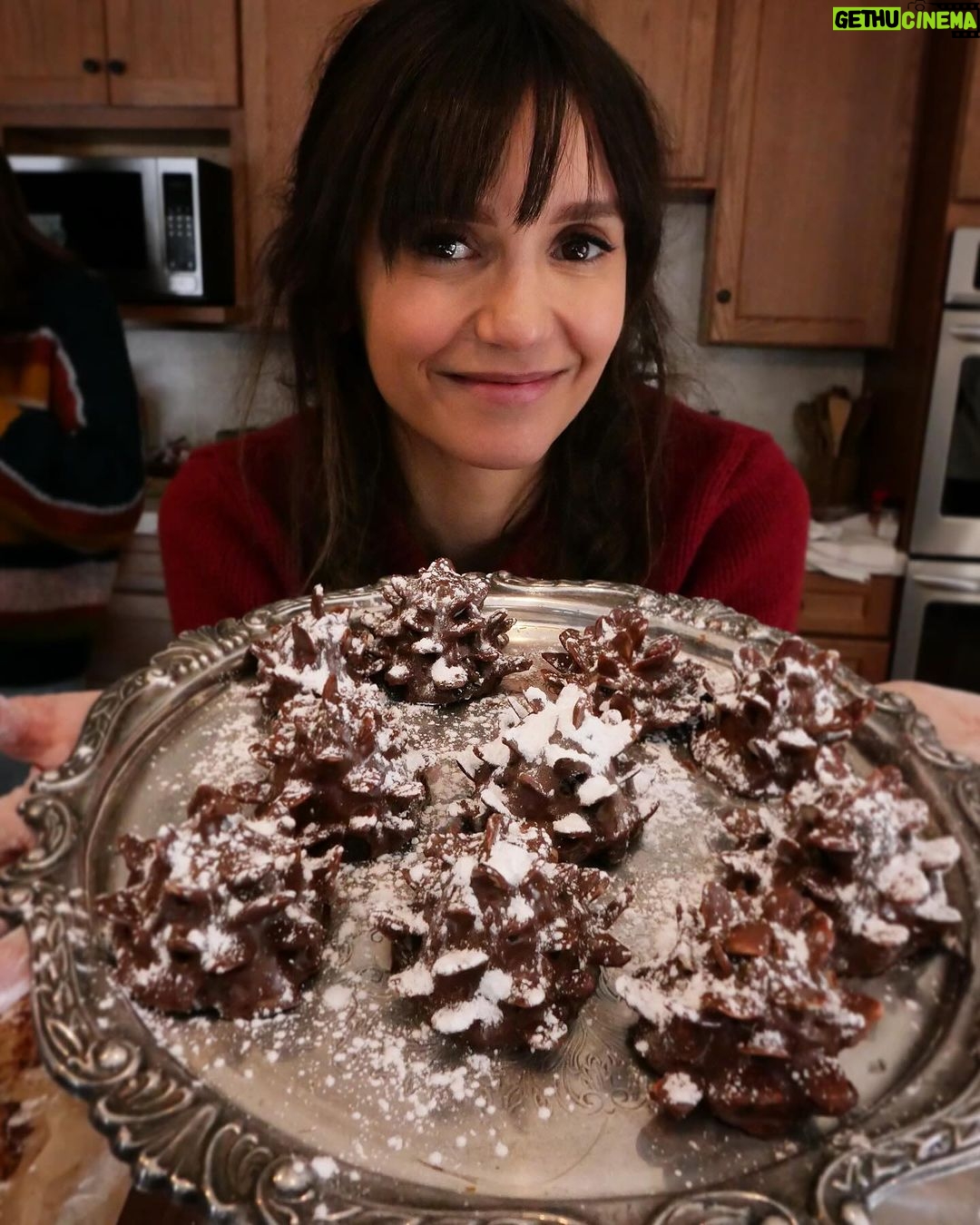 Nina Dobrev Instagram - Christmas week ♥️✨