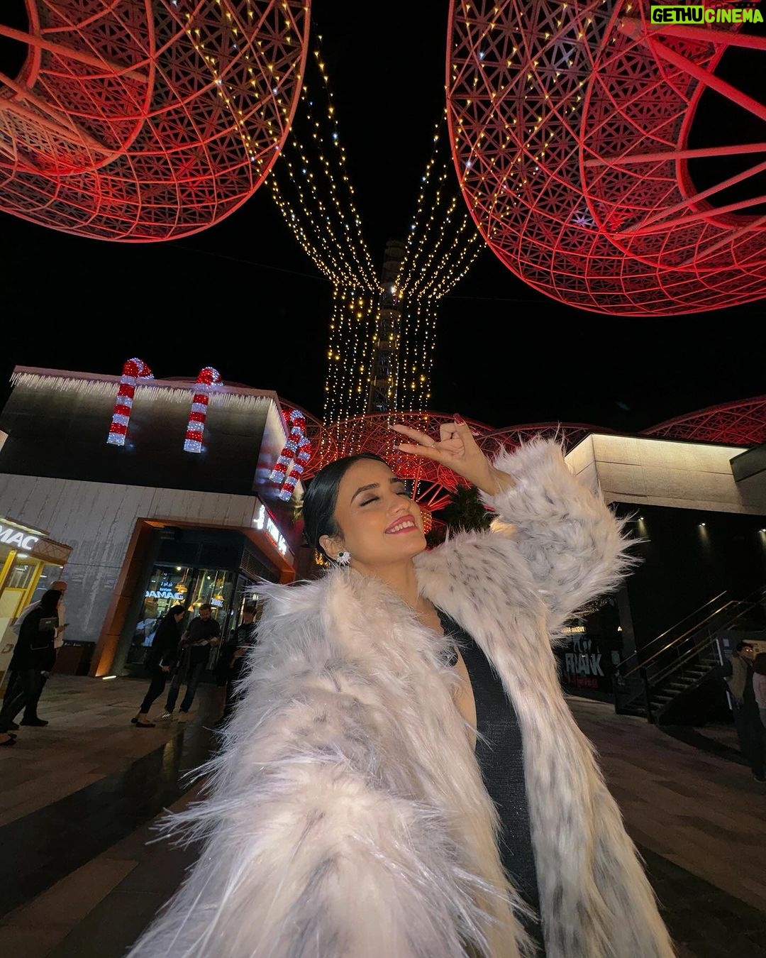 Nisha Guragain Instagram - Wishing you a Merry Christmas and a New Year filled with hope, health, and happiness😊