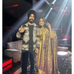 Nisha Ravikrishnan Instagram - Do watch our performance on @zeekannada SAREGAMAPA this Saturday-Sunday ♥️ It was an amazing experience performing with extremely talented @nisha_ravikrishnanoffl_ 😊✨ #zeekannada #srgmp #nisharavikrishnan #jaskaransingh #music #newyear Bangalore, India