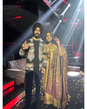 Nisha Ravikrishnan Instagram - Do watch our performance on @zeekannada SAREGAMAPA this Saturday-Sunday ♥️

It was an amazing experience performing with extremely talented @nisha_ravikrishnanoffl_ 😊✨

#zeekannada #srgmp #nisharavikrishnan #jaskaransingh #music #newyear