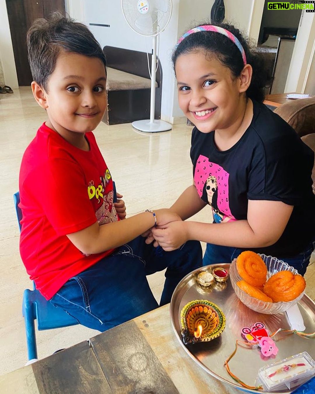 Nisha Rawal Instagram - ♥️ Kuch aisa beeta mera #RakshaBandhan Mumbai - मुंबई