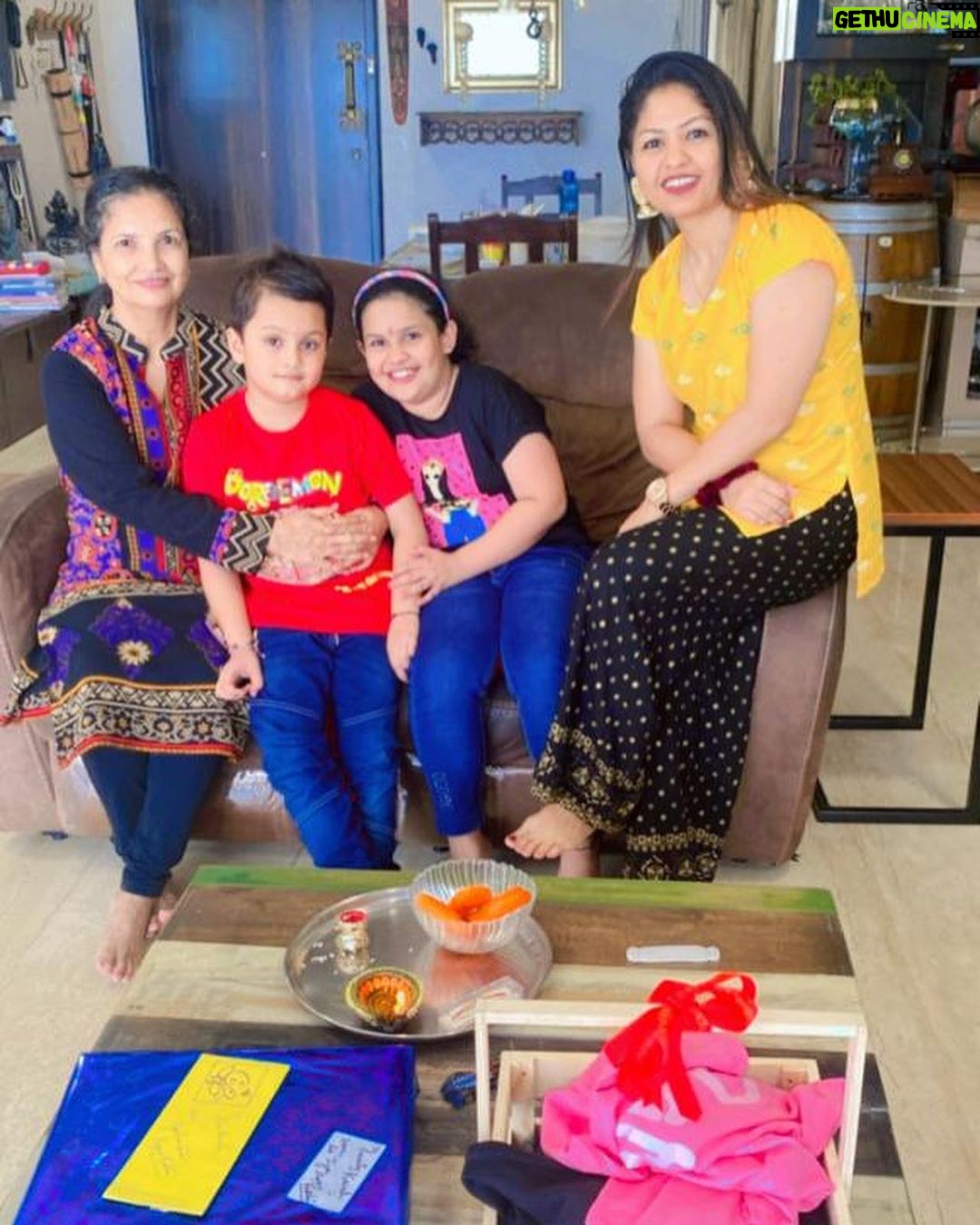Nisha Rawal Instagram - ♥️ Kuch aisa beeta mera #RakshaBandhan Mumbai - मुंबई