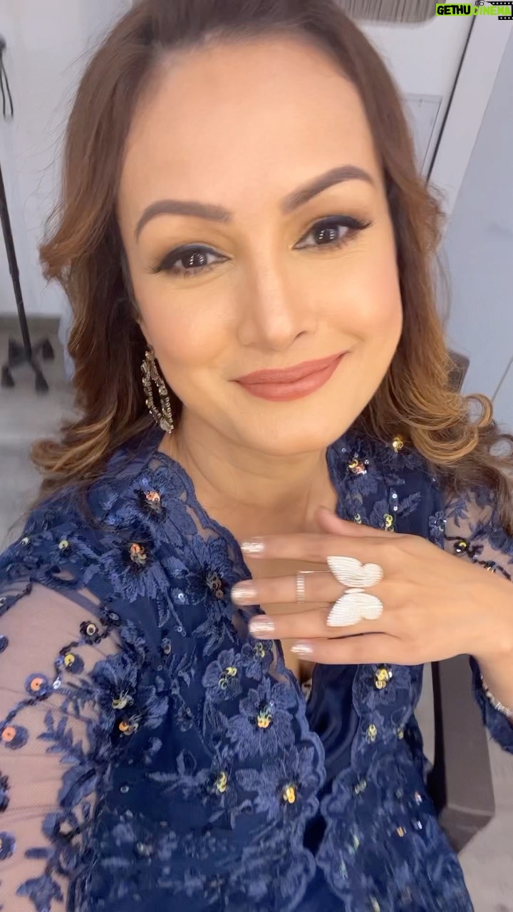 Nisha Rawal Instagram - #MakeUpRoomDiaries from the sets of Meet! Keep watching on @zeetv . . . Batao what would u like to see? ☑️A Make Up Reel? ☑️Inspirational Reel? ☑️A Photo Dump of a day in my life?