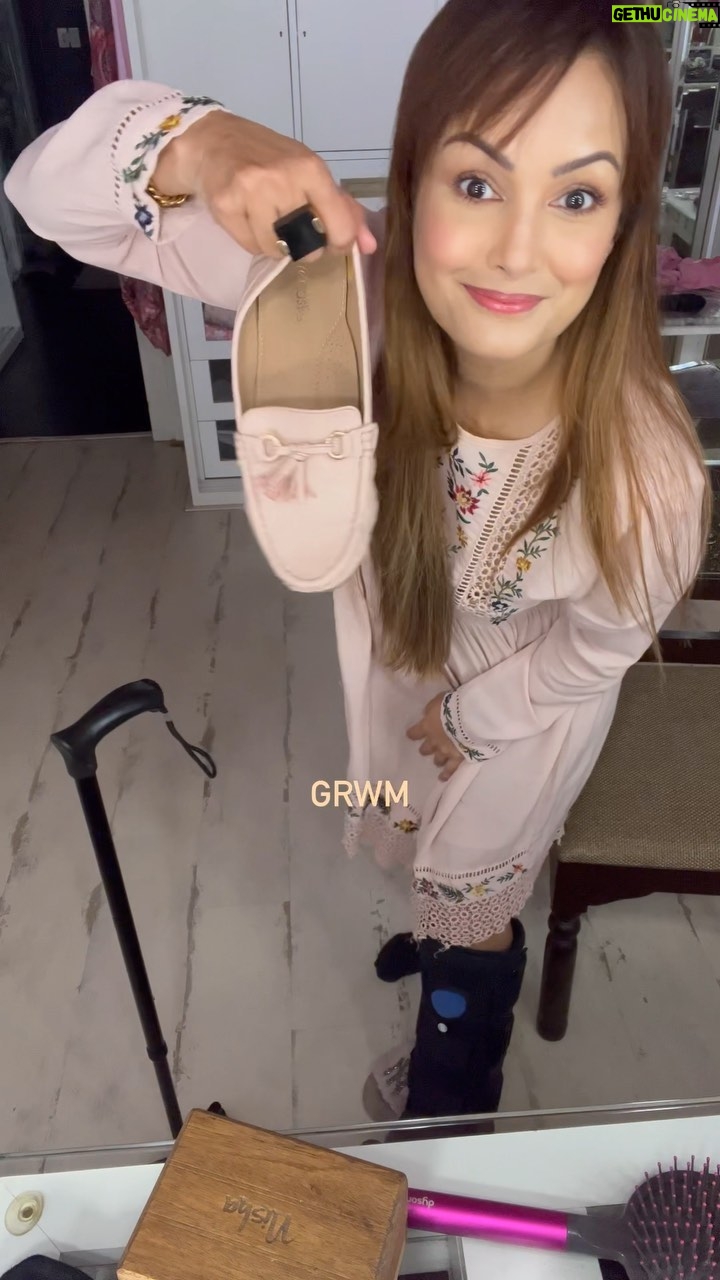 Nisha Rawal Instagram - ♥️ Come get ready with me! Pehle mein GRWM dekhti thi on videos and would be like what is this GRWM, until I finally figured! It’s nice to actually get ready with ya’ll my dearies! And here are the product details: ☑️ Concealer - Too Faced Born this way - (shade - Light beige) - @toofacedlovesindia ☑️ Glowish Skin Tint (shade - fair light) - @hudabeauty ☑️ Make Up Sponge - @paccosmetic ☑️ Baking Powder - Easy Bake (shade - banana bread) - @hudabeauty ☑️ Eyeshadow - PorHida @kvdbeauty (shade - sunrise) ☑️ Eyeshadow - (contour and lower lid) Caramel Brown - @hudabeauty ☑️ Eyebrows - Dipbrow Pomade - (shade - medium brown) - @anastasiabeverlyhills_india ☑️ Mascara - Better than sex waterproof - @benefitindia ☑️ Blush - Orgasm - @narsissist ☑️ Lip Liner - @lakmeindia ☑️ Luxe Shine Lipstick (shade - claret) - @bobbibrownindia ☑️ Hangover 3-in-1 Primer & Setting Spray - @toofacedlovesindia ☑️ Hair Brush - @dyson_india What make up would u like me to do next - leave a comment! Mumbai - मुंबई
